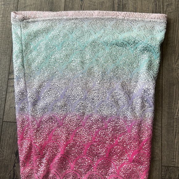 Mermaid tail plush wearable blanket - Picture 3 of 8